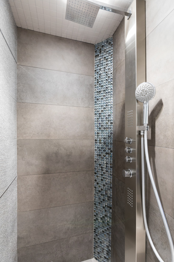 На фото: главная ванная комната среднего размера в стиле модернизм с душем в нише, унитазом-моноблоком, черной плиткой, плиткой мозаикой, серыми стенами, полом из керамогранита, раковиной с пьедесталом, белым полом и душем с распашными дверями