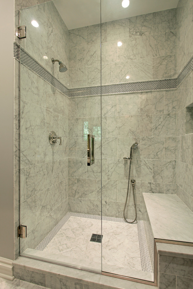 На фото: ванная комната в современном стиле с душем в нише, белой плиткой и сиденьем для душа