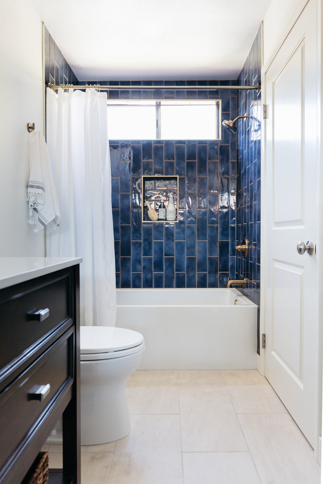 Пример оригинального дизайна: маленькая ванная комната в современном стиле с темными деревянными фасадами, душем над ванной, синей плиткой, керамогранитной плиткой, белыми стенами, полом из керамогранита, врезной раковиной, столешницей из искусственного кварца, бежевым полом и шторкой для ванной для на участке и в саду