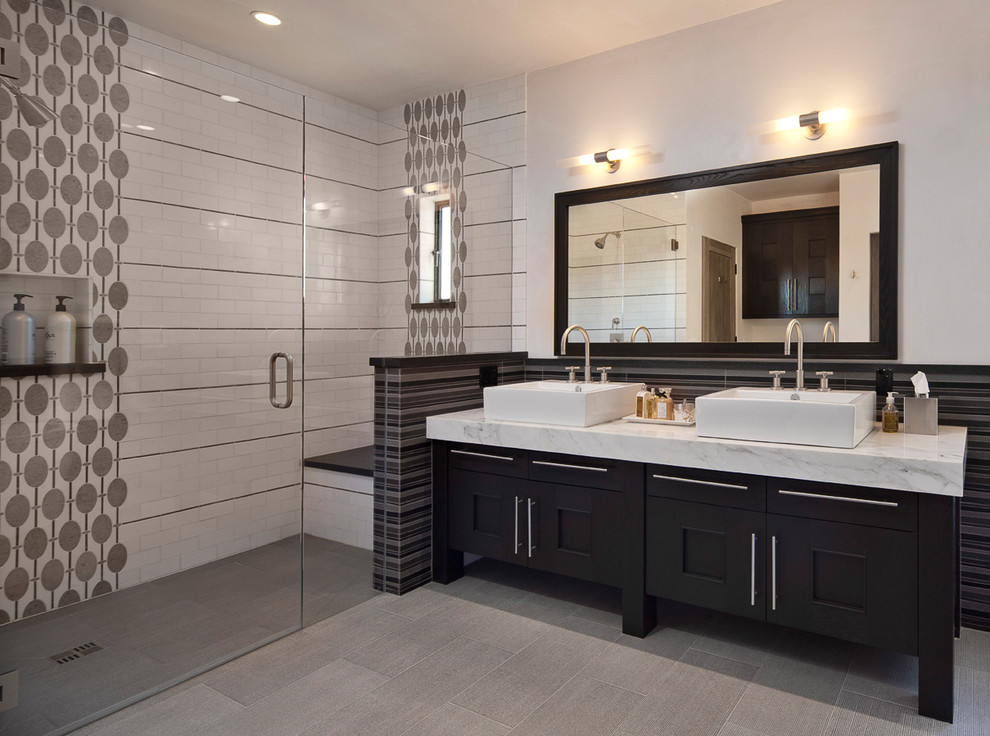 Пример оригинального дизайна: ванная комната в современном стиле с настольной раковиной, фасадами в стиле шейкер, черными фасадами, душем без бортиков и разноцветной плиткой