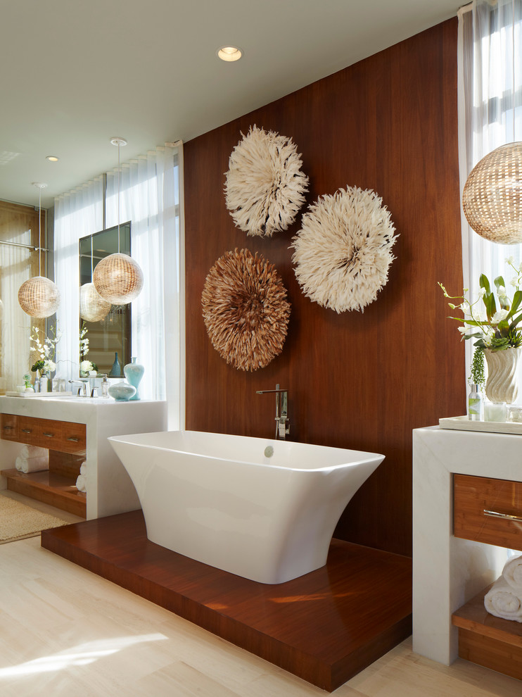 На фото: главная ванная комната в современном стиле с плоскими фасадами, фасадами цвета дерева среднего тона и отдельно стоящей ванной с