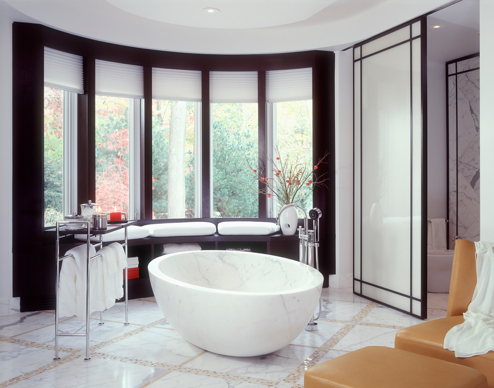Idées déco pour une très grande salle de bain principale contemporaine en bois foncé avec une baignoire indépendante, un sol beige, un carrelage gris, du carrelage en marbre, un mur blanc, un sol en marbre, un plan de toilette en marbre et un lavabo encastré.