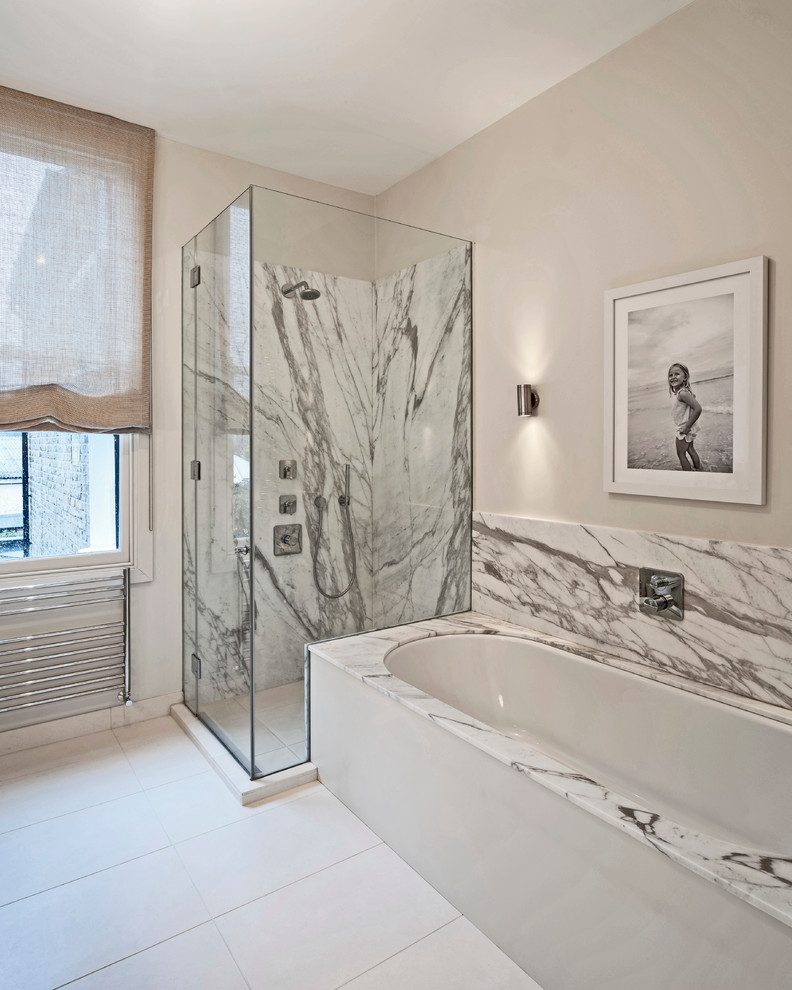 Modelo de cuarto de baño contemporáneo con bañera encastrada sin remate, ducha empotrada, paredes blancas y baldosas y/o azulejos de mármol