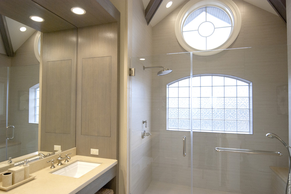 Réalisation d'une salle de bain design avec un lavabo encastré.