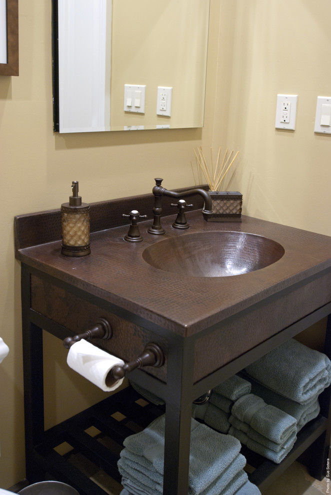 Modelo de cuarto de baño contemporáneo con lavabo integrado, armarios abiertos, puertas de armario de madera en tonos medios y encimera de cobre