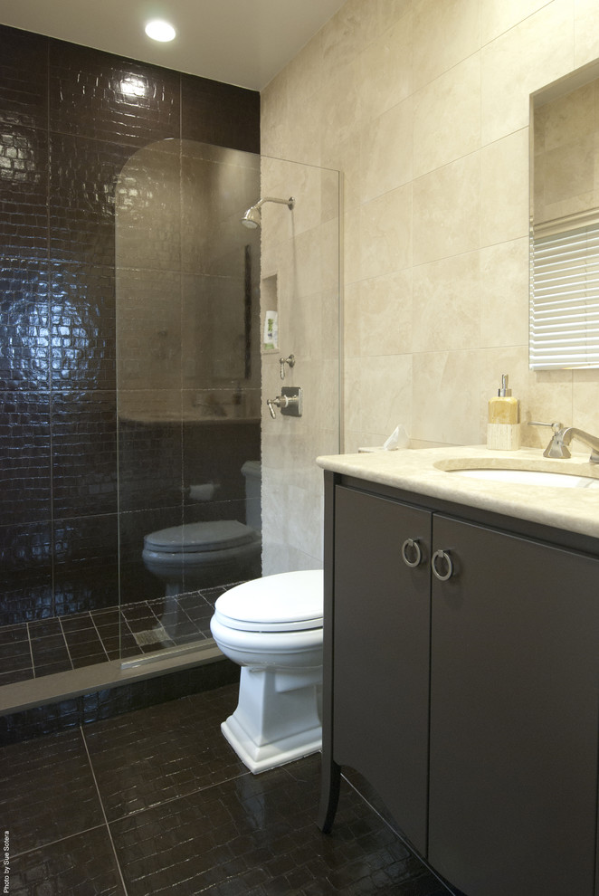Modernes Badezimmer mit flächenbündigen Schrankfronten, braunen Schränken und braunen Fliesen in New York