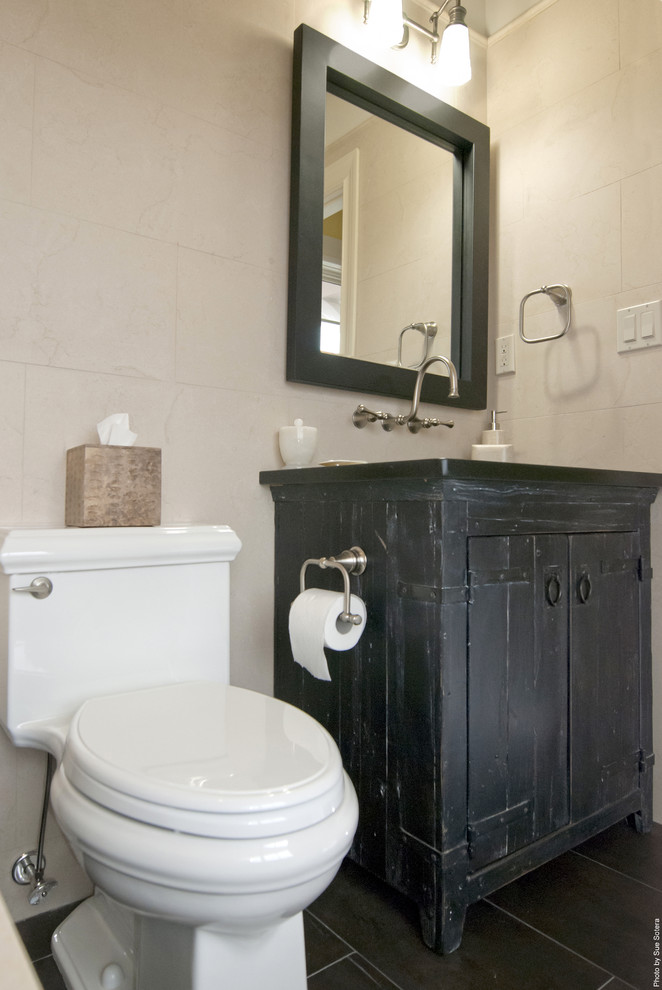 Esempio di una stanza da bagno rustica con ante con finitura invecchiata e piastrelle beige