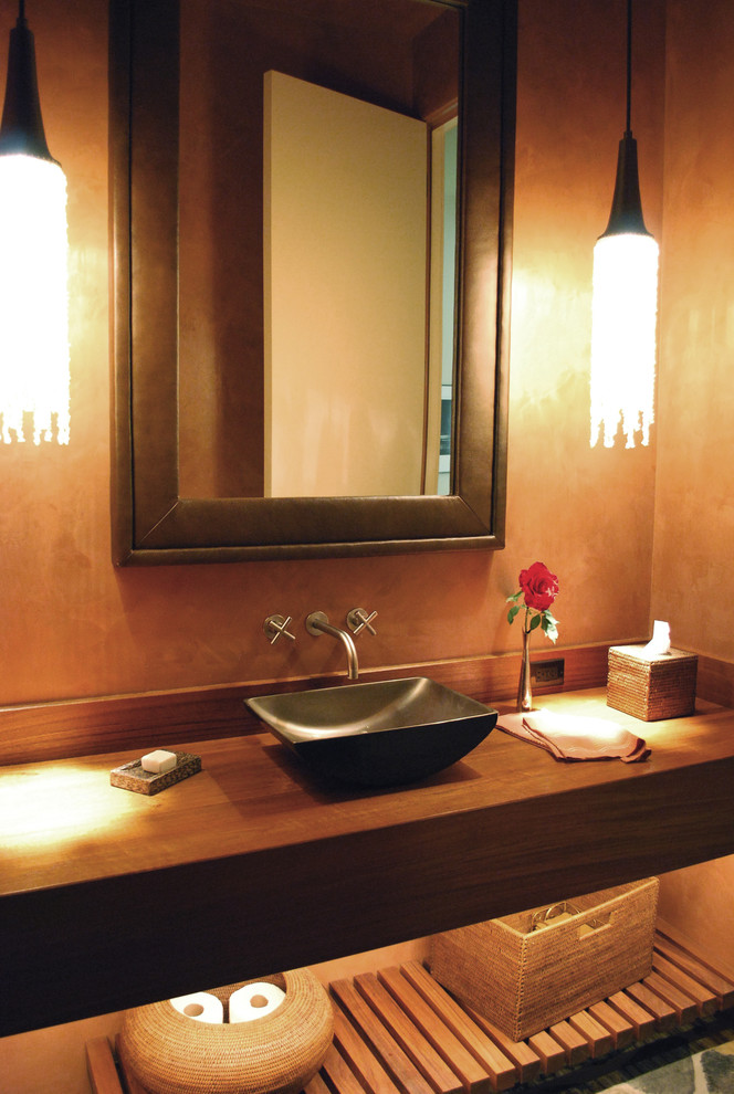 Пример оригинального дизайна: ванная комната в современном стиле с настольной раковиной и столешницей из дерева