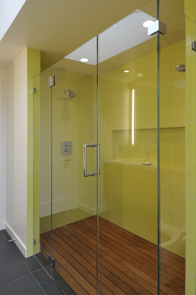 Diseño de cuarto de baño actual con ducha empotrada, baldosas y/o azulejos grises y paredes verdes