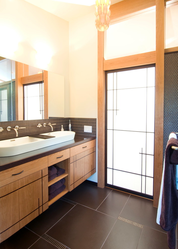 Idéer för att renovera ett funkis badrum, med ett avlångt handfat, släta luckor, skåp i mellenmörkt trä, grå kakel, mosaik och beige väggar