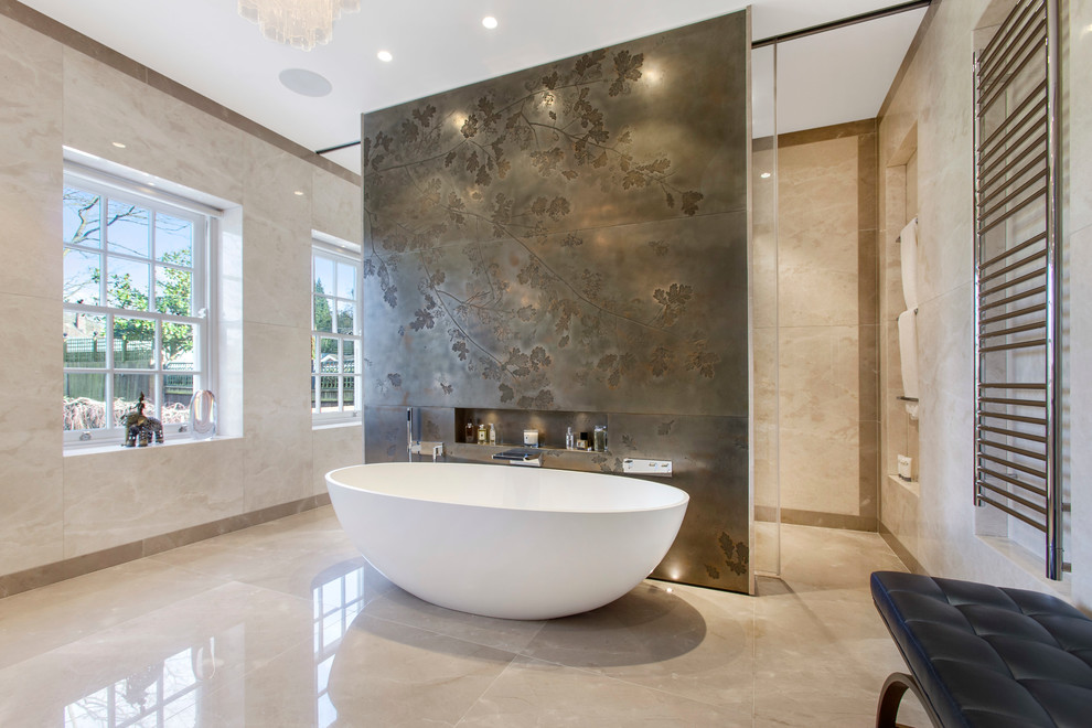 Inspiration för ett funkis badrum, med ett fristående badkar och beige väggar