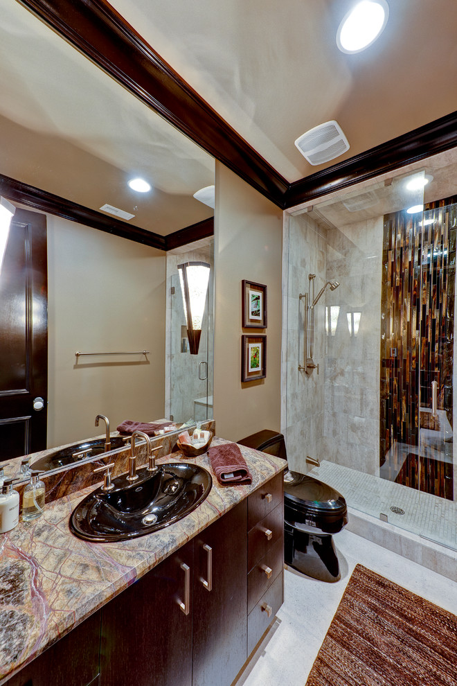 シャーロットにあるコンテンポラリースタイルのおしゃれな浴室 (濃色木目調キャビネット、マルチカラーの洗面カウンター、照明) の写真