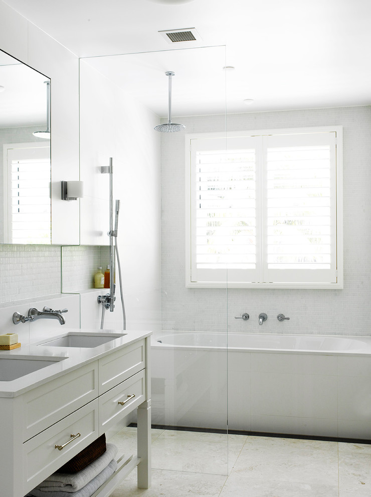 Свежая идея для дизайна: ванная комната в современном стиле с врезной раковиной, белыми фасадами, ванной в нише, душем над ванной, белой плиткой и фасадами в стиле шейкер - отличное фото интерьера