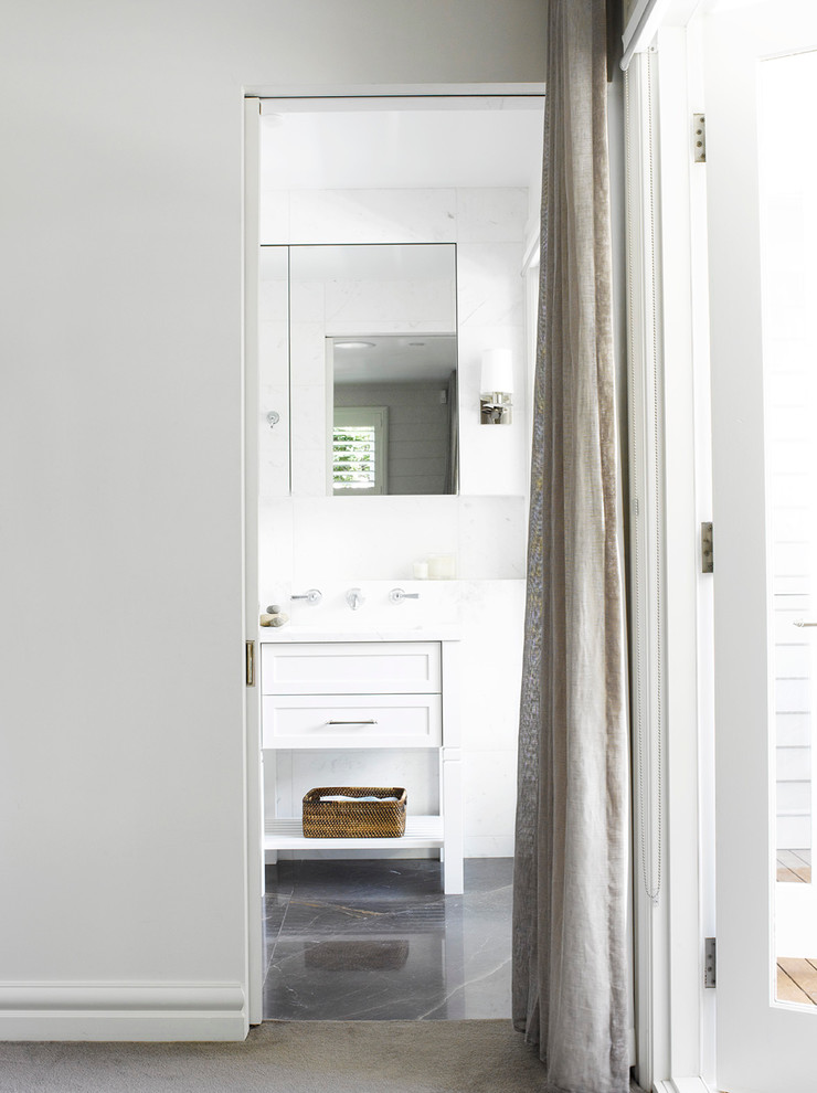 Foto di una stanza da bagno design con lavabo a consolle, ante in stile shaker, ante bianche e piastrelle bianche