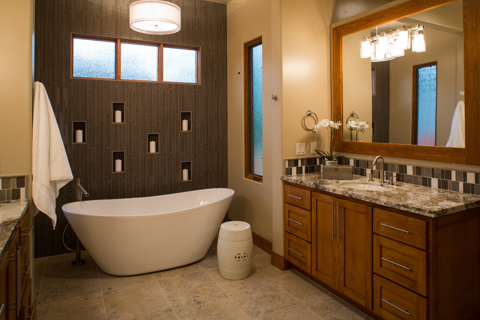 Bild på ett funkis badrum, med ett fristående badkar