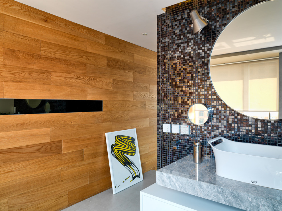 Réalisation d'une salle de bain design avec un carrelage gris, mosaïque, un mur marron, une vasque, un sol gris et un plan de toilette gris.