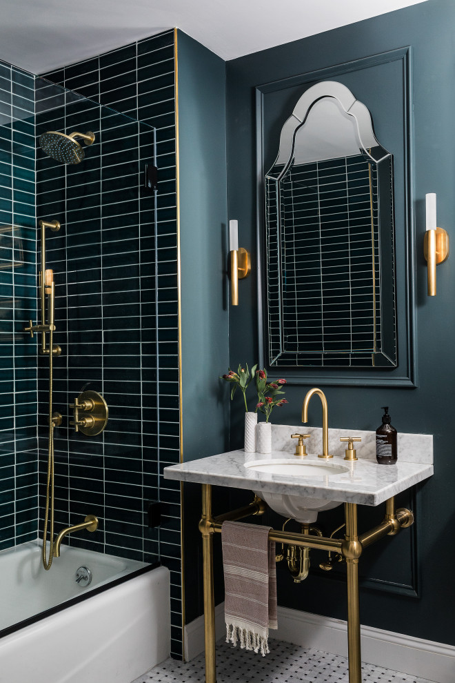Diseño de cuarto de baño actual de tamaño medio con combinación de ducha y bañera, paredes verdes, aseo y ducha, lavabo tipo consola, suelo gris y encimeras grises