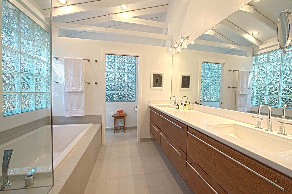 Idéer för mellanstora funkis en-suite badrum, med ett undermonterad handfat, släta luckor, skåp i mellenmörkt trä, bänkskiva i kvarts, ett fristående badkar, en dubbeldusch, grå kakel, keramikplattor, gula väggar och klinkergolv i porslin