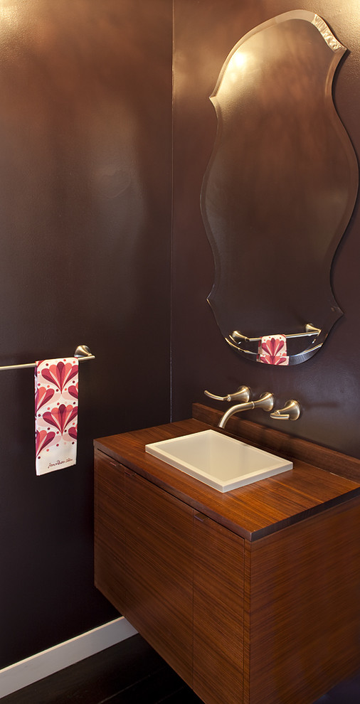 Стильный дизайн: ванная комната в современном стиле с накладной раковиной, плоскими фасадами, фасадами цвета дерева среднего тона и коричневыми стенами - последний тренд
