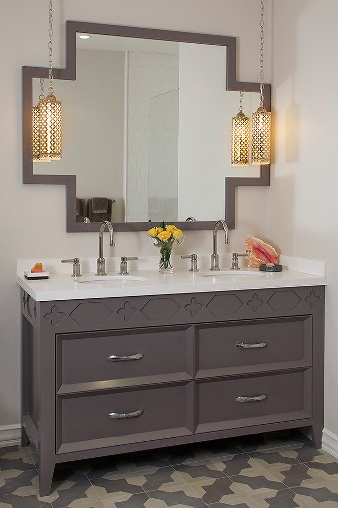 Réalisation d'une salle de bain design avec un lavabo encastré, des portes de placard grises, un plan de toilette blanc et un placard avec porte à panneau encastré.