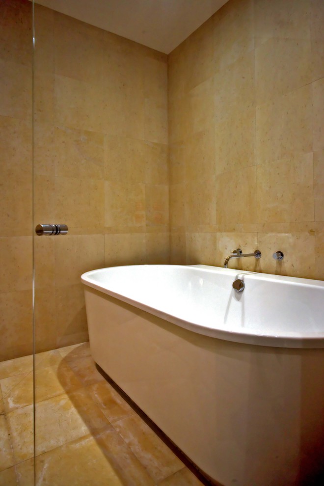 Diseño de cuarto de baño actual con bañera exenta