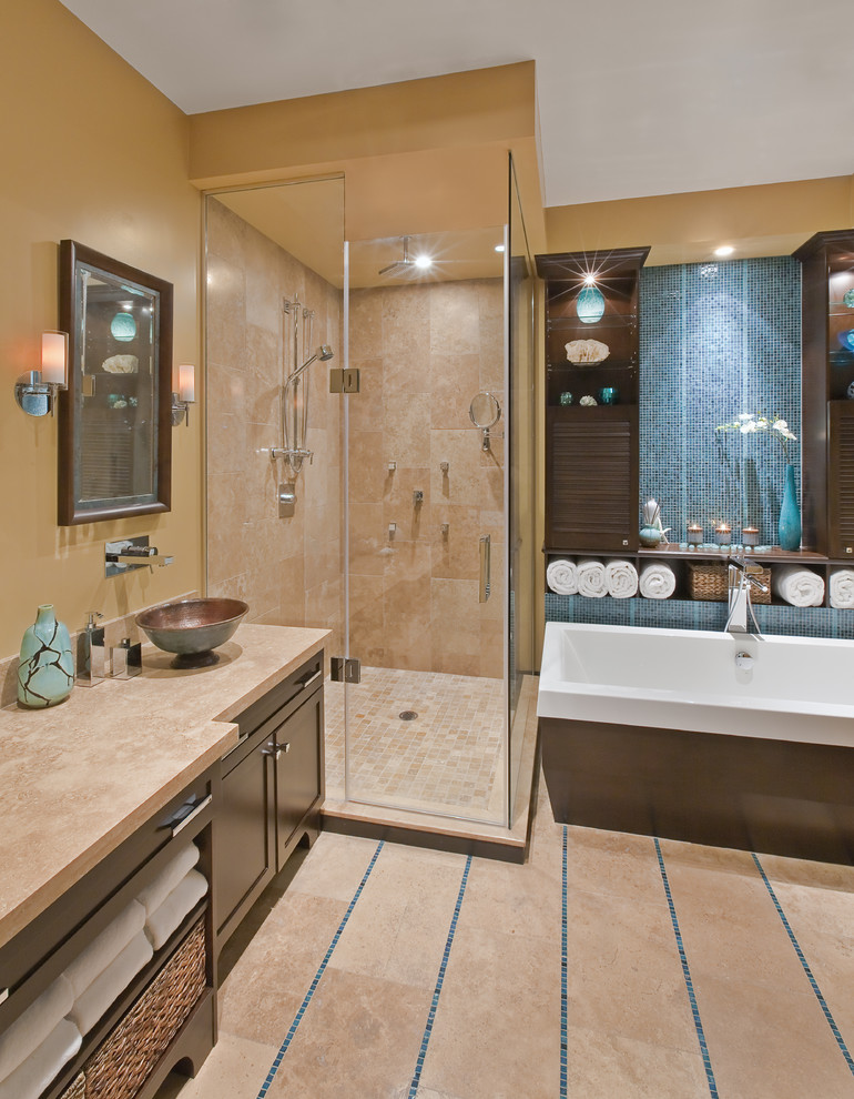 Inspiration för moderna badrum, med ett fristående badkar, mosaik och ett fristående handfat