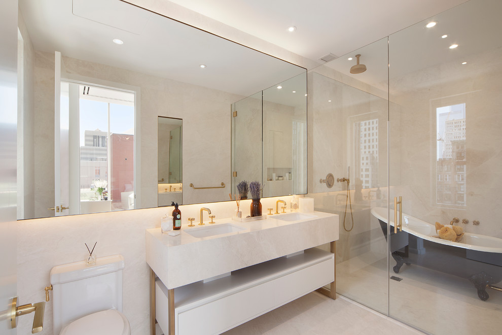 Идея дизайна: ванная комната в современном стиле с врезной раковиной, плоскими фасадами, белыми фасадами, ванной на ножках, душем в нише, раздельным унитазом и бежевой плиткой