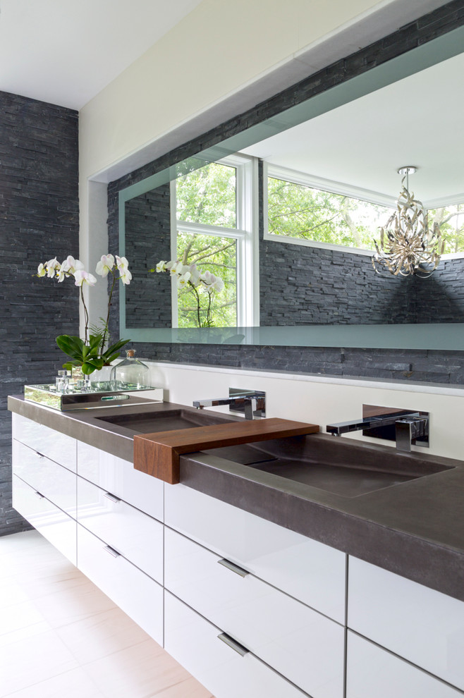 Foto di una stanza da bagno padronale contemporanea con lavabo rettangolare, ante lisce, ante bianche, piastrelle grigie, pavimento in gres porcellanato e top grigio