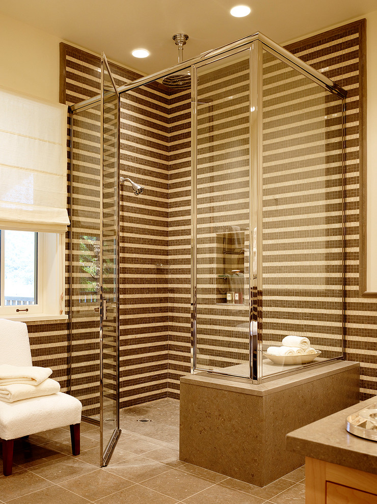 Cette image montre une salle de bain design avec une douche d'angle et un carrelage multicolore.