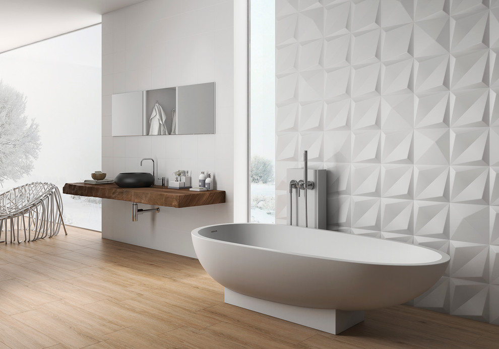 Idée de décoration pour une salle de bain design avec un carrelage blanc et des carreaux de céramique.