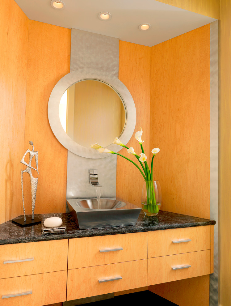 セントルイスにあるコンテンポラリースタイルのおしゃれな浴室 (淡色木目調キャビネット、御影石の洗面台、ベッセル式洗面器、フラットパネル扉のキャビネット) の写真
