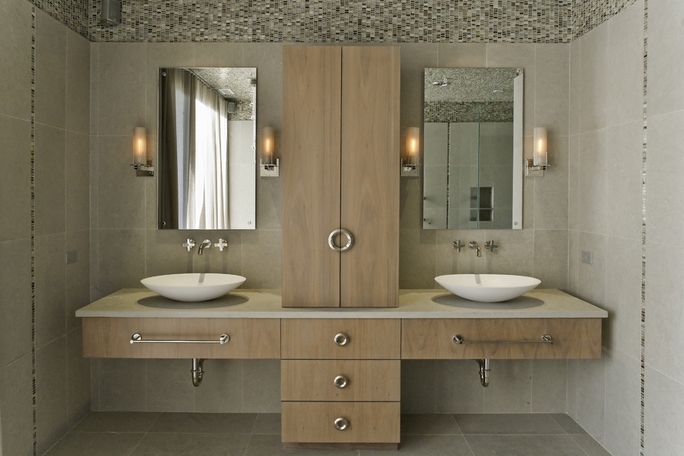 Пример оригинального дизайна: ванная комната: освещение в современном стиле с плиткой мозаикой и настольной раковиной