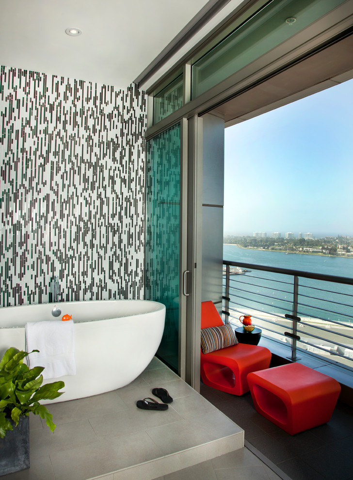 Imagen de cuarto de baño azulejo de dos tonos contemporáneo con bañera exenta