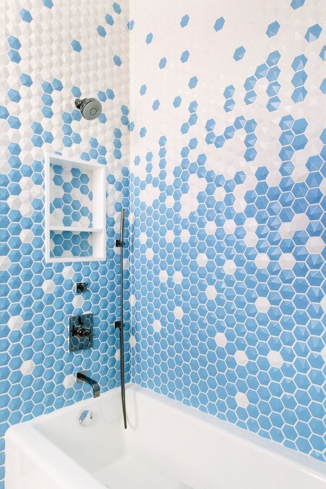 Imagen de cuarto de baño actual con combinación de ducha y bañera, bañera empotrada, baldosas y/o azulejos azules y baldosas y/o azulejos blancos