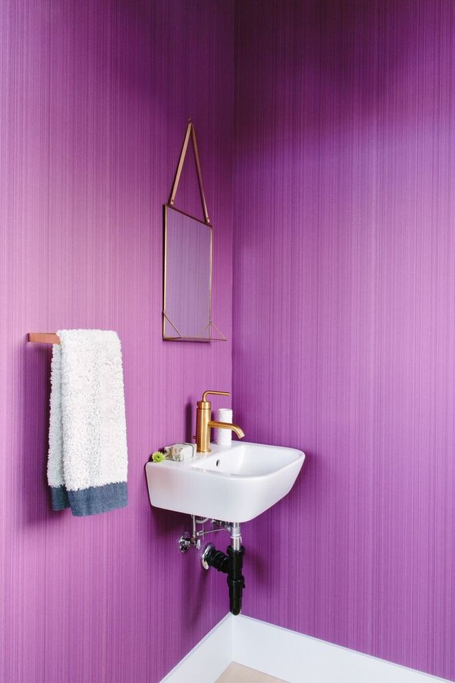 На фото: ванная комната в современном стиле с фиолетовыми стенами и подвесной раковиной с