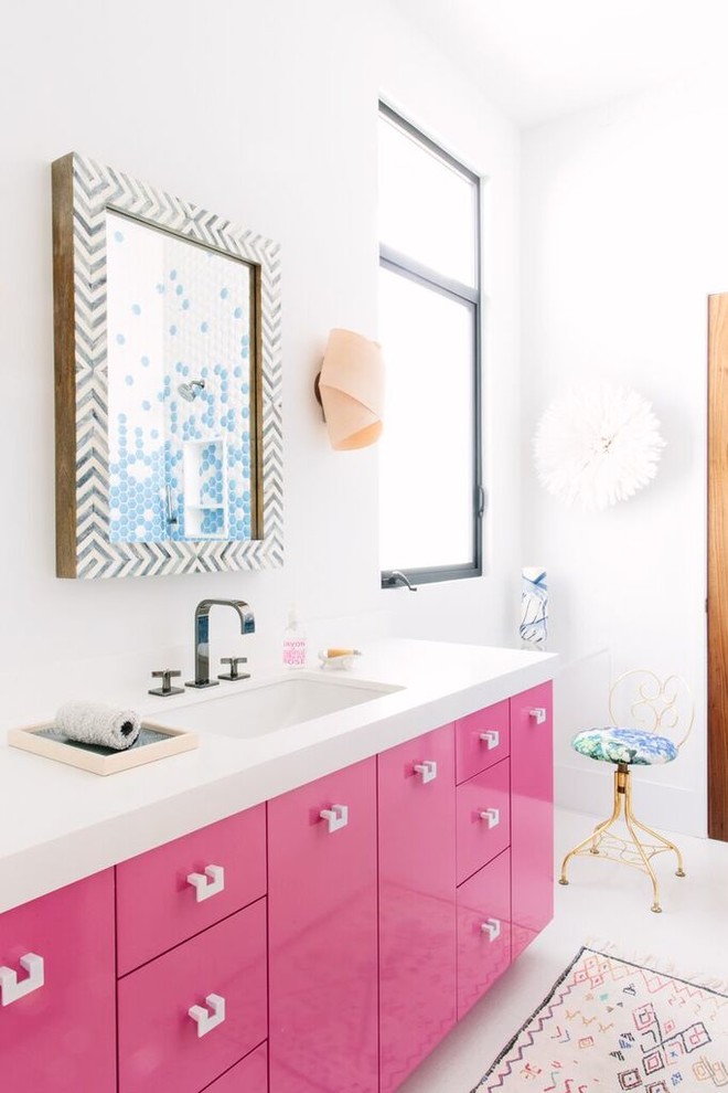 Idee per una stanza da bagno design con pareti bianche, lavabo integrato, ante lisce e ante rosse