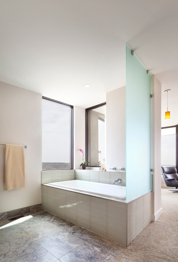 Foto di una stanza da bagno padronale contemporanea di medie dimensioni con vasca da incasso, piastrelle grigie, pareti bianche, pavimento con piastrelle in ceramica e piastrelle di vetro