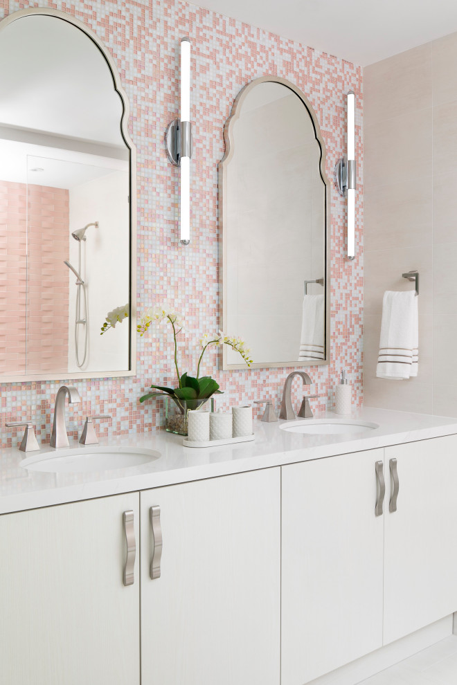 Modernes Badezimmer mit flächenbündigen Schrankfronten, weißen Schränken, rosa Fliesen, Mosaikfliesen, Unterbauwaschbecken, weißem Boden, weißer Waschtischplatte, Doppelwaschbecken und eingebautem Waschtisch in Miami