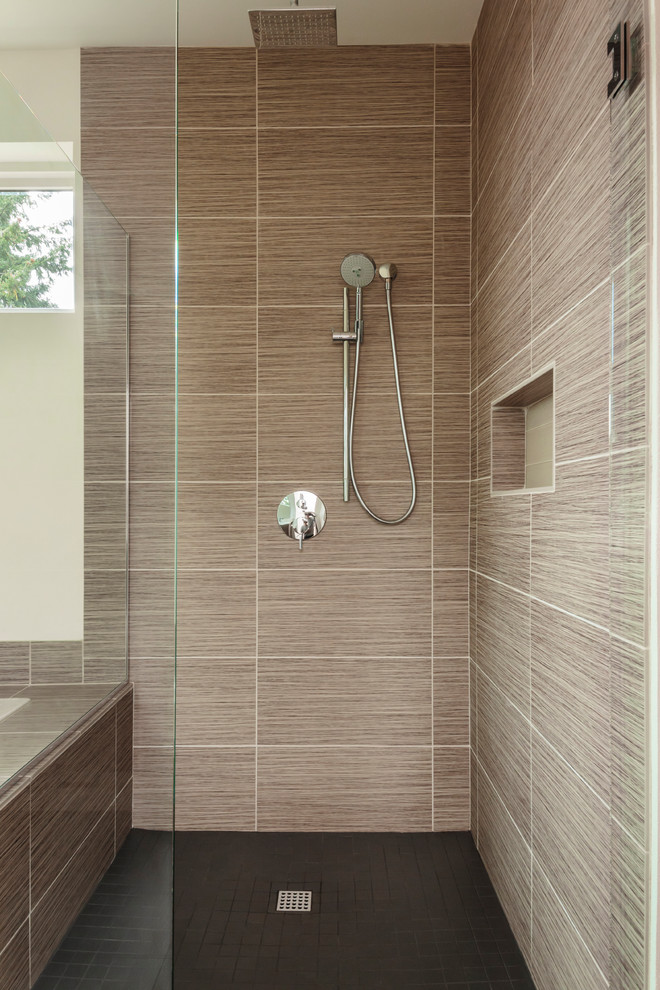 Inredning av ett modernt stort en-suite badrum, med ett badkar i en alkov, en kantlös dusch, porslinskakel, beige väggar och mosaikgolv