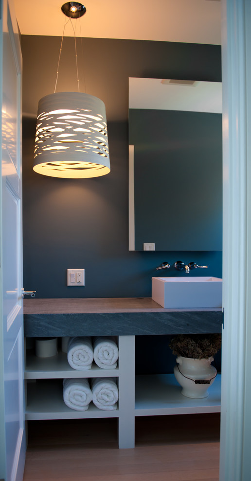 Источник вдохновения для домашнего уюта: ванная комната в современном стиле с настольной раковиной и серой столешницей