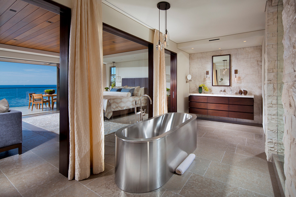 Пример оригинального дизайна: ванная комната в современном стиле с плоскими фасадами, темными деревянными фасадами, отдельно стоящей ванной, бежевой плиткой и бежевыми стенами