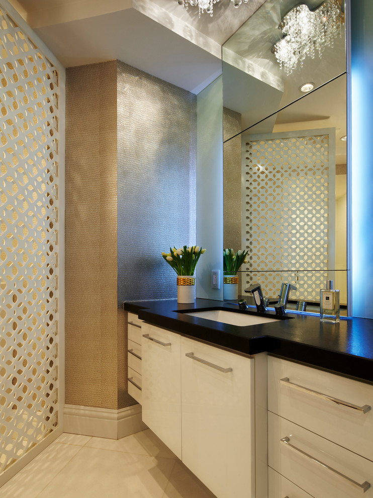 На фото: ванная комната в современном стиле с врезной раковиной с
