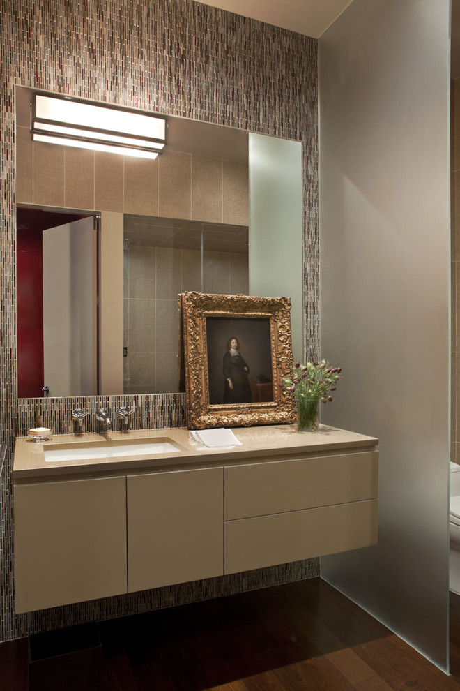 Свежая идея для дизайна: ванная комната: освещение в современном стиле с врезной раковиной, плоскими фасадами, бежевыми фасадами, разноцветной плиткой и плиткой мозаикой - отличное фото интерьера