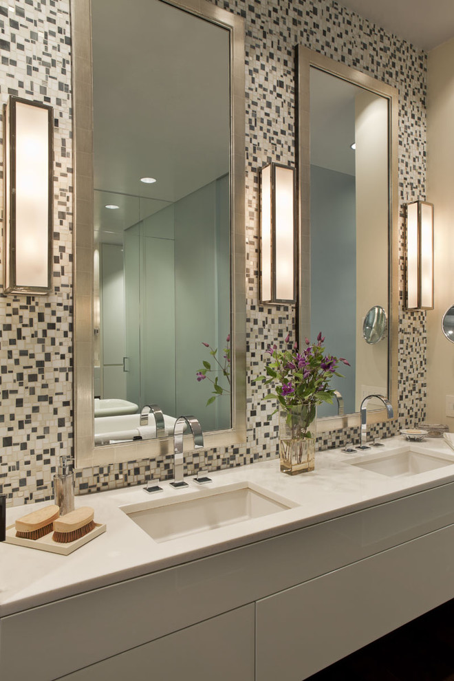 Idée de décoration pour une salle de bain design avec mosaïque.