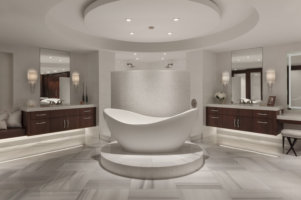 Modernes Badezimmer En Suite mit flächenbündigen Schrankfronten, dunklen Holzschränken, freistehender Badewanne, Doppeldusche, weißer Wandfarbe, Unterbauwaschbecken und weißer Waschtischplatte in Miami