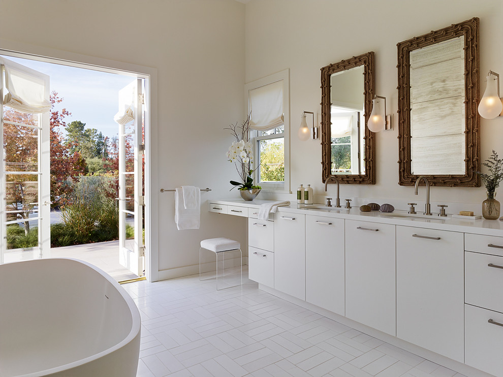 Großes Modernes Badezimmer En Suite mit flächenbündigen Schrankfronten, freistehender Badewanne, weißer Wandfarbe und Quarzwerkstein-Waschtisch in Los Angeles