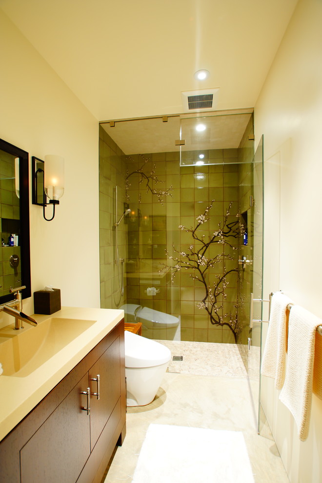Modernes Badezimmer mit integriertem Waschbecken, flächenbündigen Schrankfronten, hellbraunen Holzschränken, Duschnische, Toilette mit Aufsatzspülkasten und grünen Fliesen in San Francisco