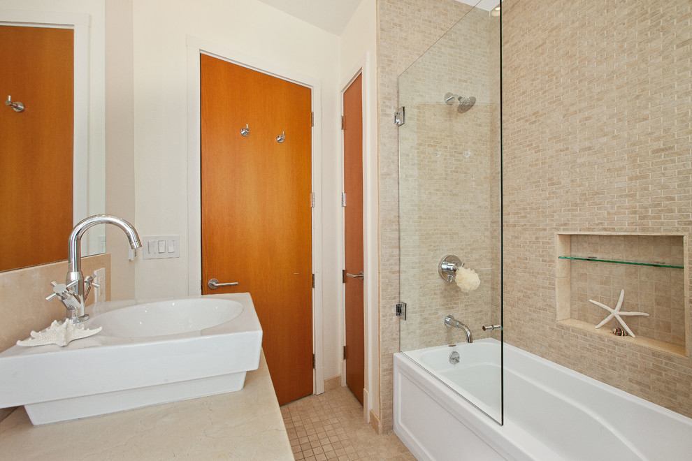Ejemplo de cuarto de baño contemporáneo con lavabo sobreencimera, bañera empotrada, combinación de ducha y bañera y baldosas y/o azulejos beige