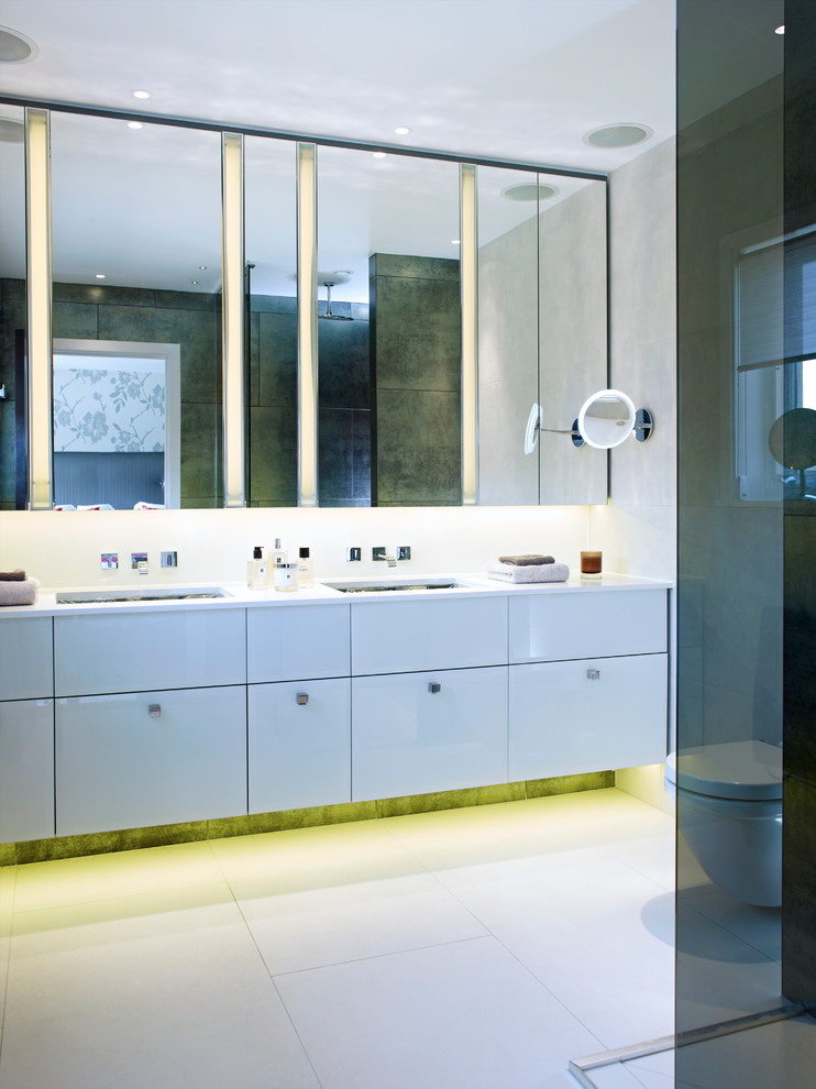 Modernes Duschbad mit Unterbauwaschbecken, flächenbündigen Schrankfronten, weißen Schränken und grauer Wandfarbe in London