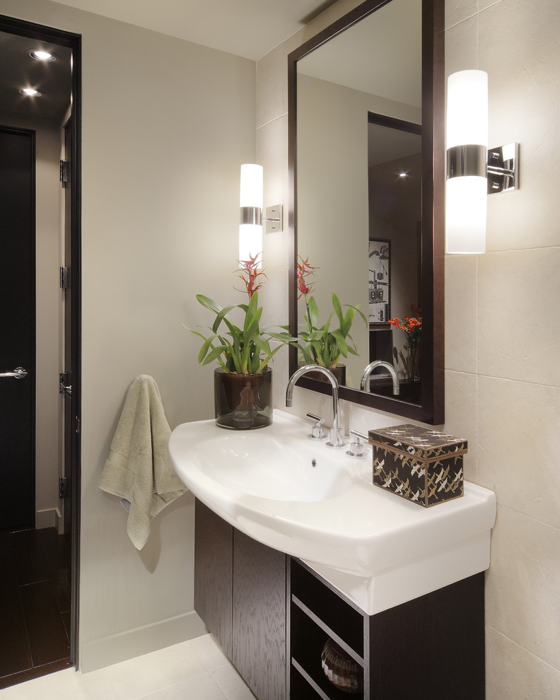 Стильный дизайн: ванная комната в современном стиле с монолитной раковиной - последний тренд